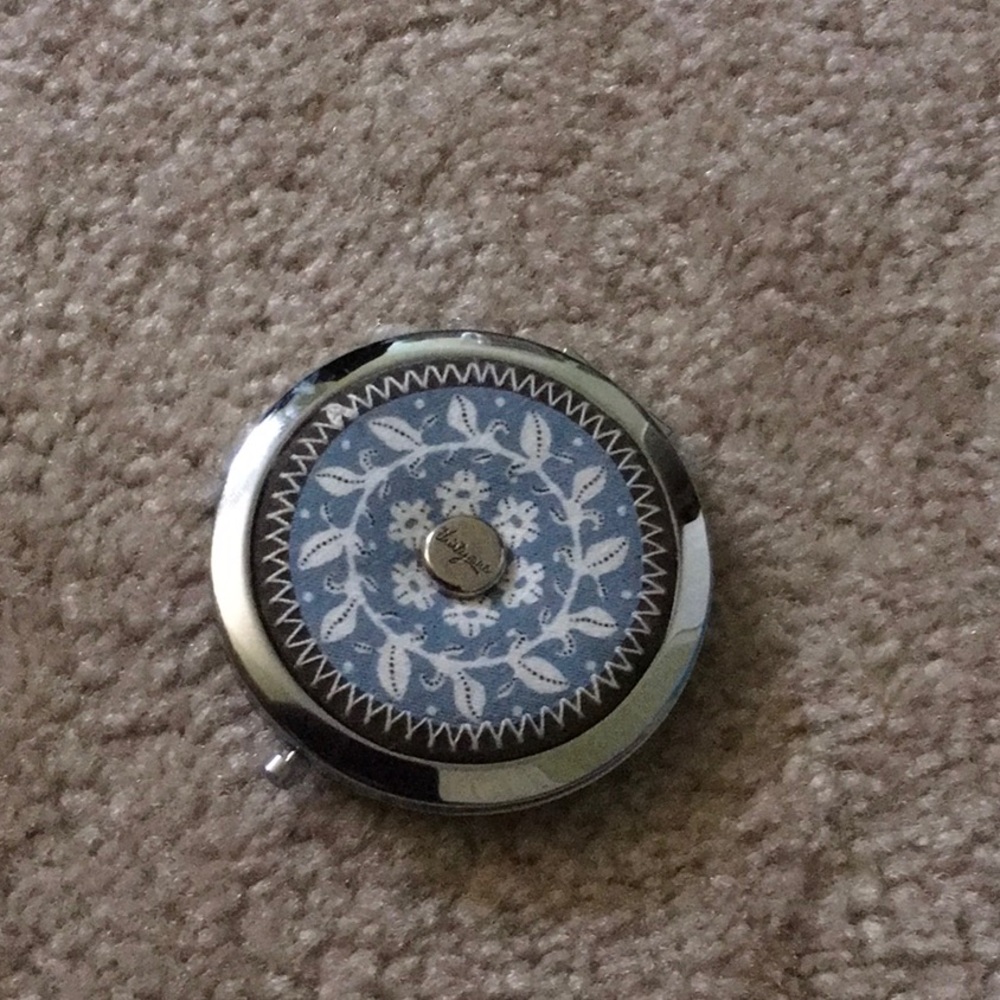 Thirty-one mirror compact